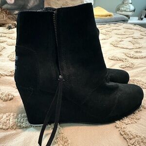 High ankle. Side zip Tom’s booties